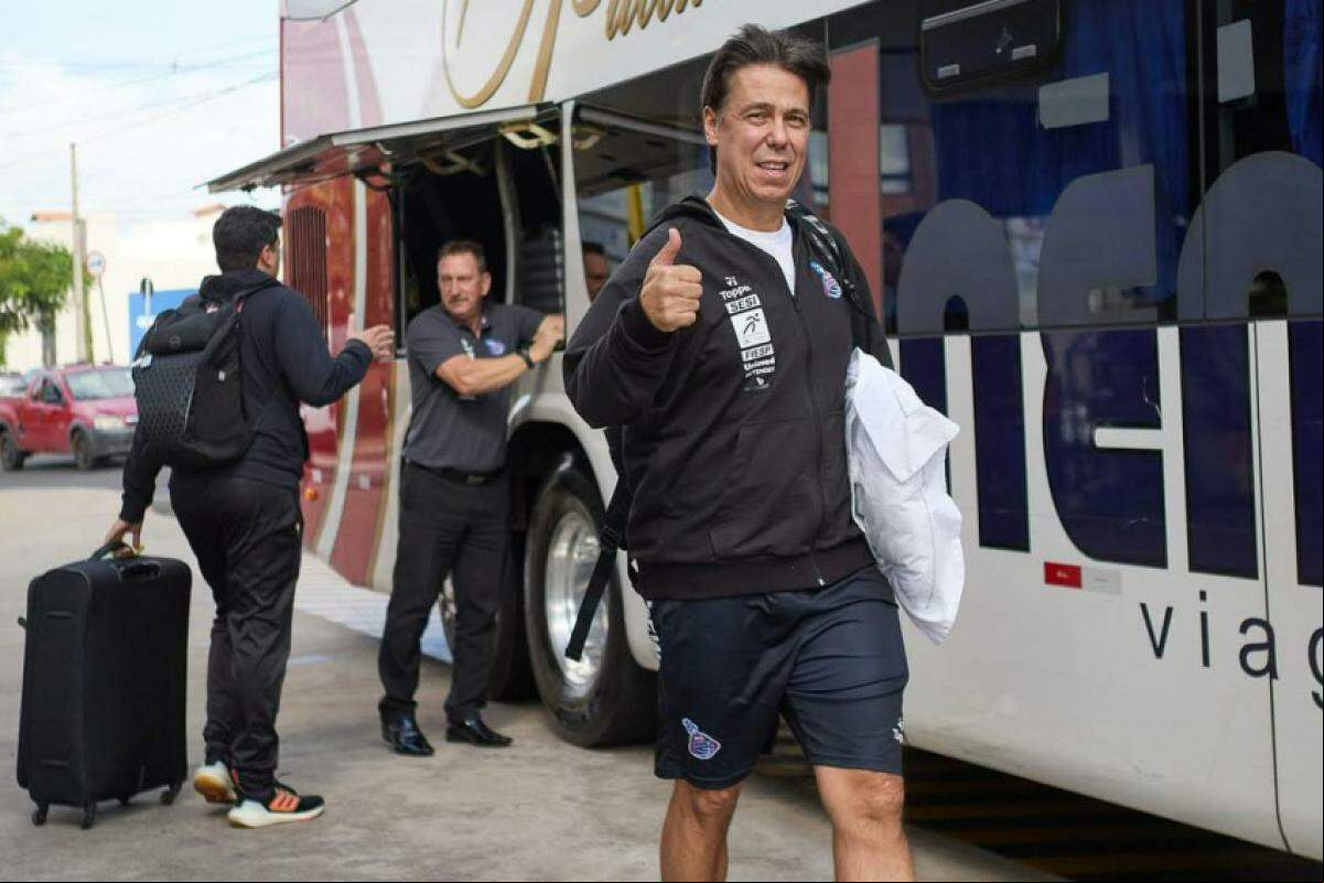 Helinho durante embarque para Belo Horizonte: time fará dois jogos fora de casa