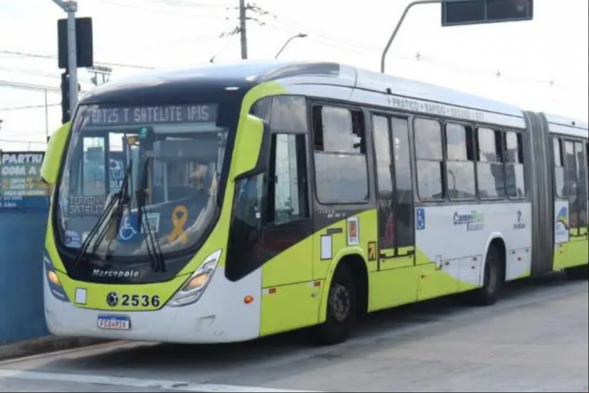 Vítima de 42 anos sofreu assédio dentro de ônibus lotado em Campinas; agressor foi contido por ageiros e levado à delegacia.